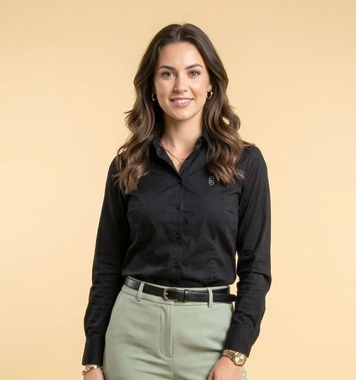 Woman wearing the Edoy black shirt